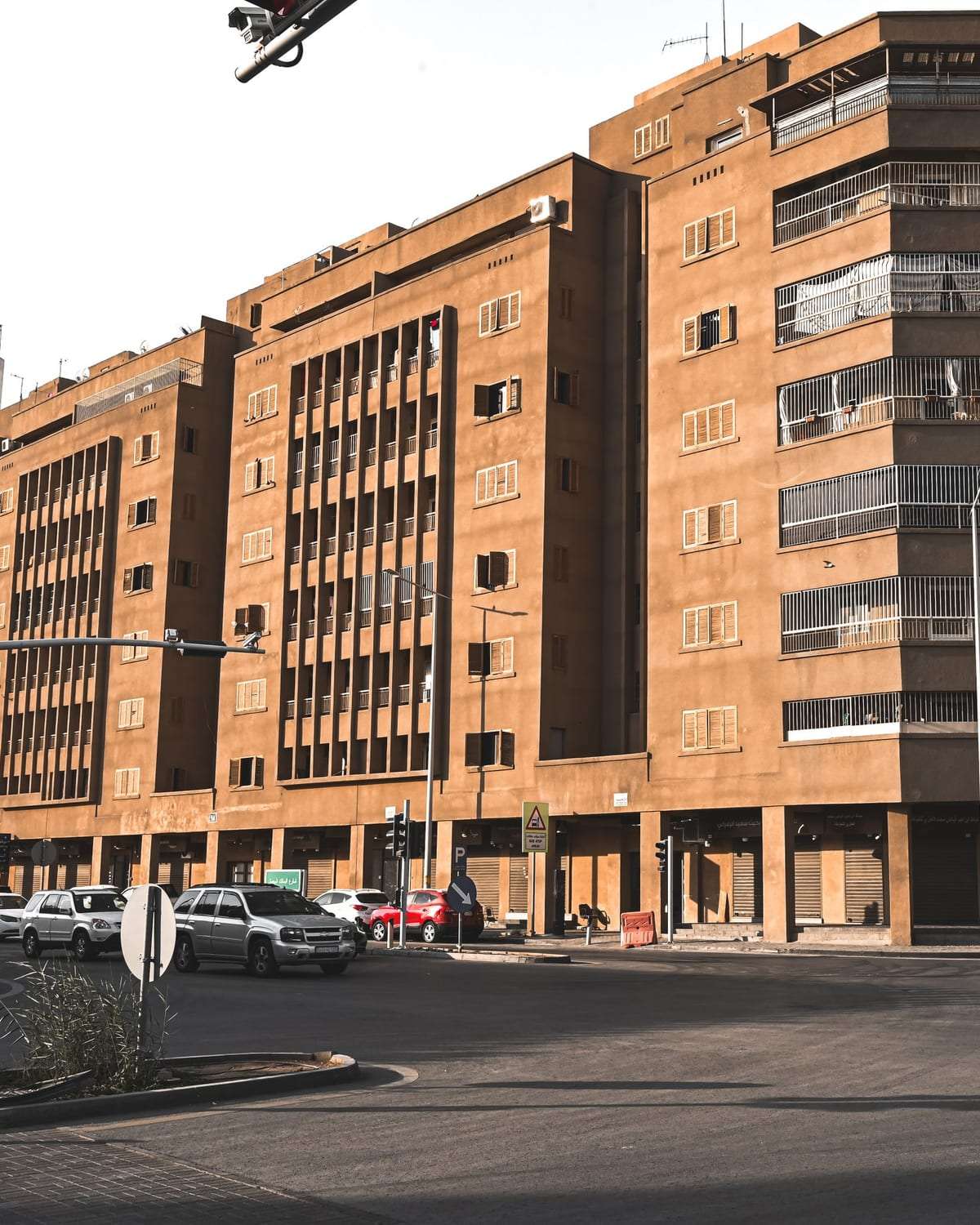 مبنى تجاري وسكني من الطوب الأحمر على شارع واسع